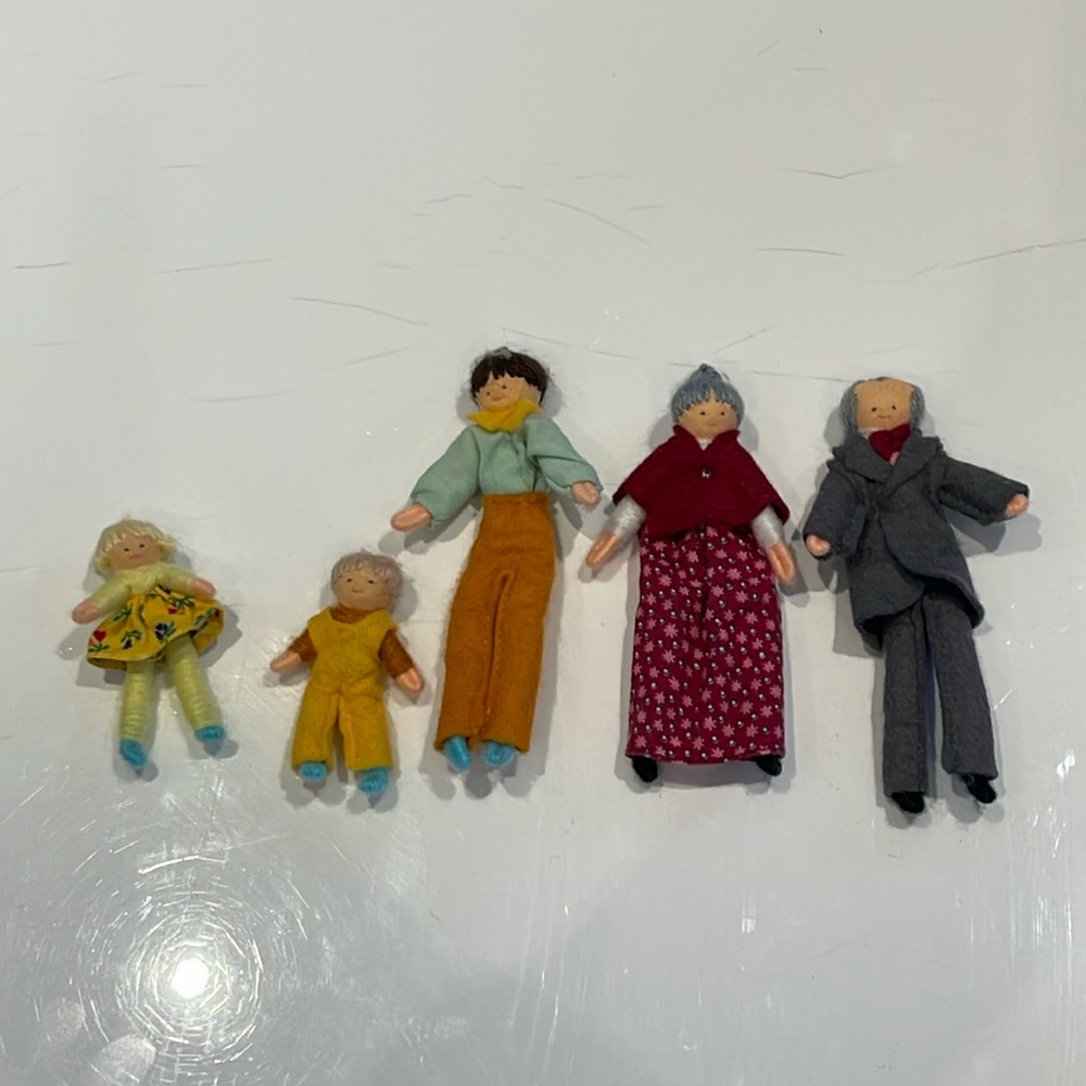 Set of 5 vintage miniature dollhouse dolls